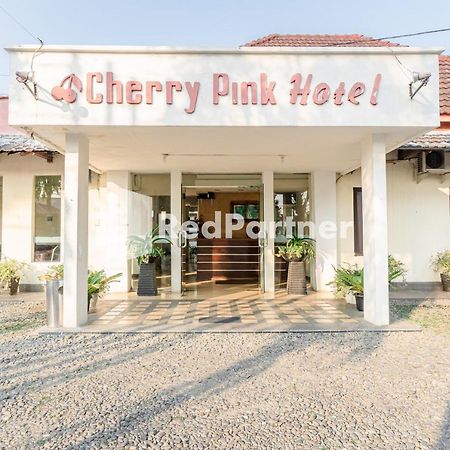 Cherry Pink Hotel Medan Mitra Reddoorz Exterior photo