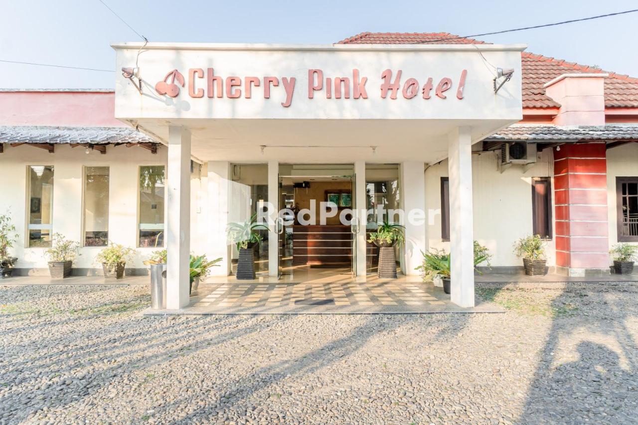 Cherry Pink Hotel Medan Mitra Reddoorz Exterior photo